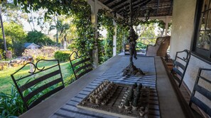 Outdoor dining - Romantic 1BR Hills Hideaway · Fireplace & Natural Pool - Perth hills (Darlington)