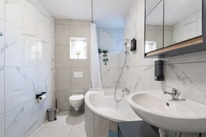 Basic-Apartment, 1 Schlafzimmer, Nichtraucher, Haustiere gestattet | Badezimmer | Haartrockner, Handtücher, Seife, Shampoo
