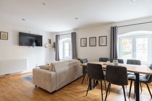 Comfort-Maisonette, 3 Schlafzimmer, Haustiere gestattet, Bergblick | Speisen