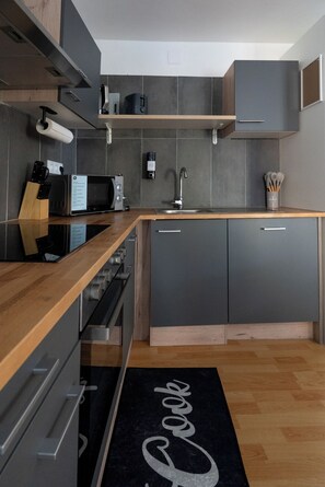 Duplex conforto, 3 quartos, aceita animais de estimação, vista para a montanha | Cozinha privada | Geladeira, fogão, cooktop, lava-louças