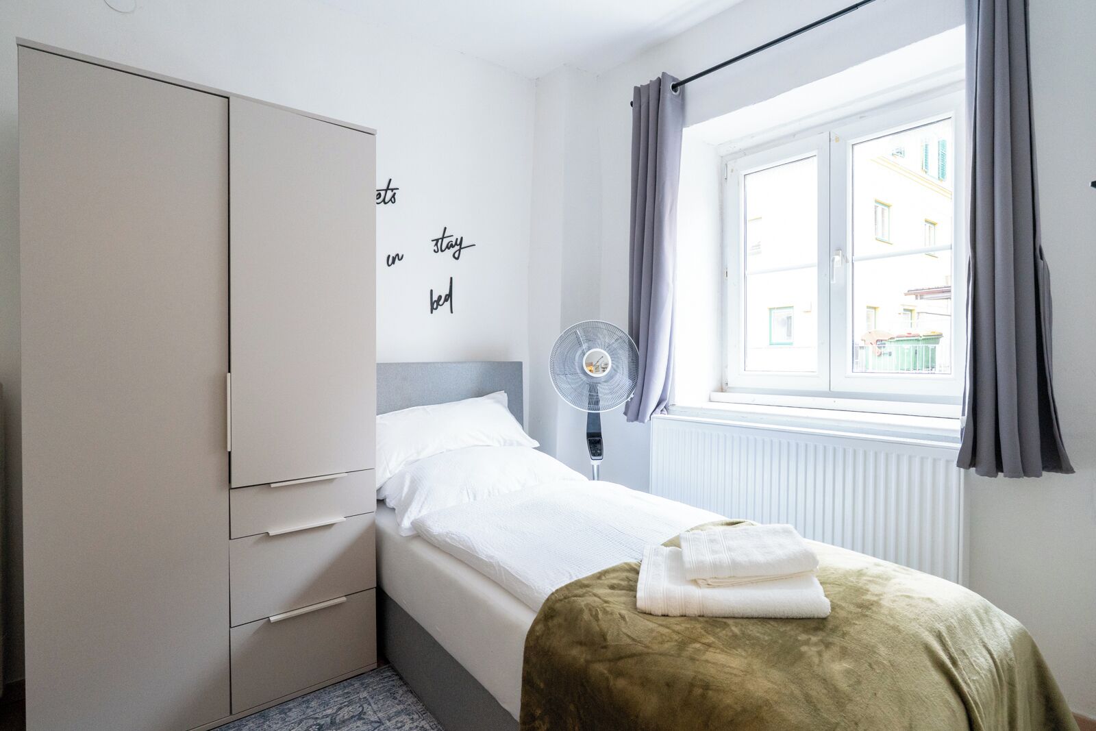 Hochwertige Bettwaren, Verdunkelungsvorhänge, Bügeleisen/Bügelbrett