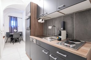 Basic lakás, 1 hálószobával, nemdohányzó, házi kedvenc megengedett | Privát konyha | Hűtőszekrény, sütő, főzőlap és mosogatógép
