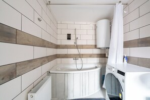 Comfort-Maisonette, 3 Schlafzimmer, Haustiere gestattet, Bergblick | Badezimmer | Haartrockner, Handtücher, Seife, Shampoo