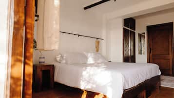 Deluxe tweepersoonskamer, uitzicht op meer | Een strijkplank/strijkijzer, gratis wifi