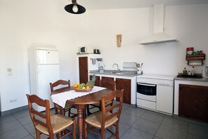 Refrigerador, microondas, silla alta para bebés