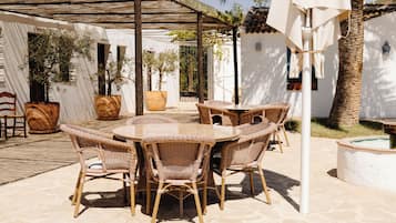 Deluxe tweepersoonskamer, uitzicht op meer | Buiten dineren