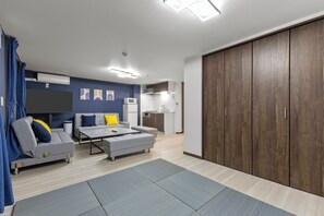 コンフォート アパートメント 1 ベッドルーム 禁煙 専用バスルーム | リビング エリア | 50 インチのスマートテレビ (ケーブル放送視聴可)、Netflix、ストリーミングサービス