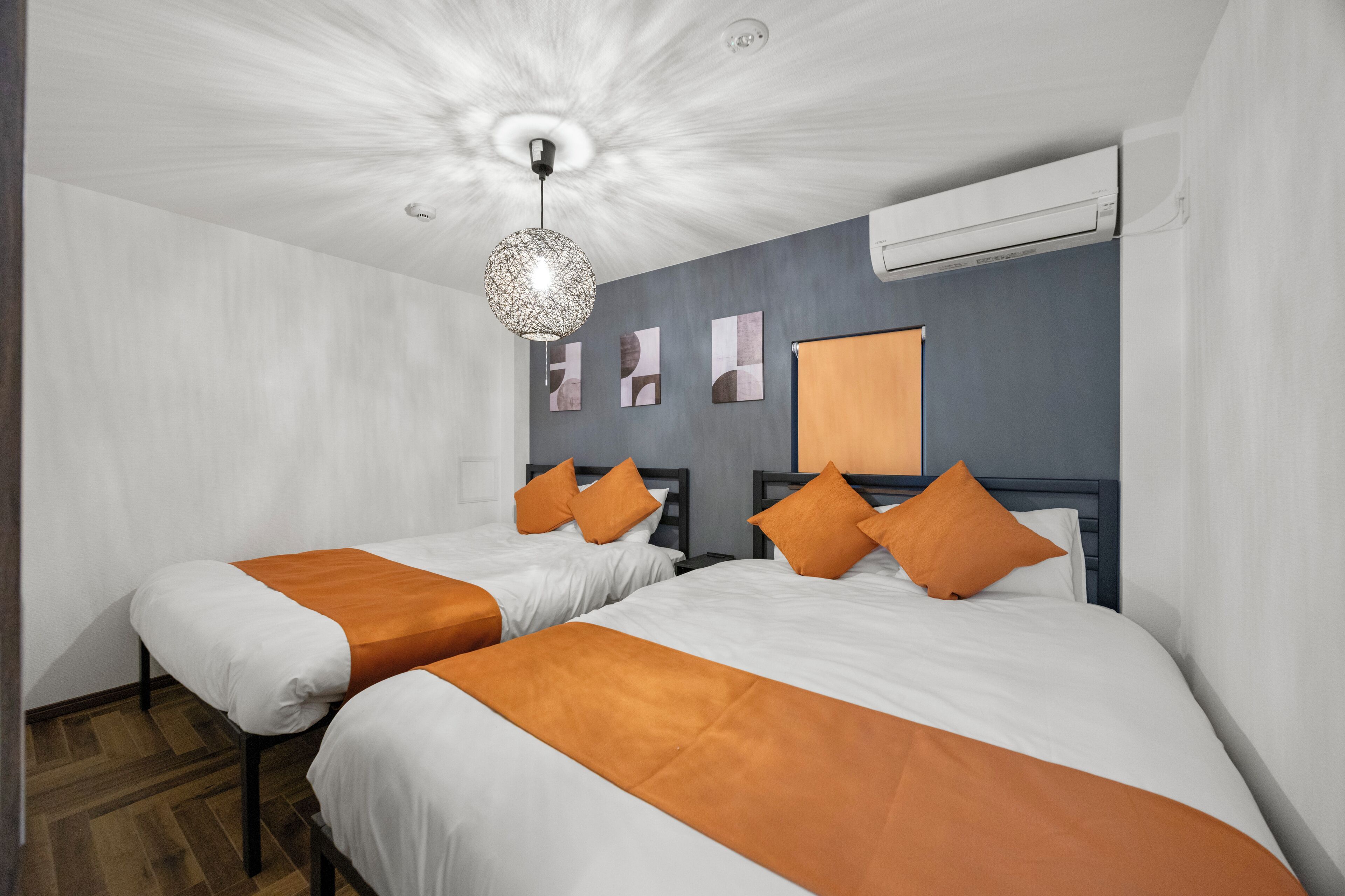 遮光カーテン、アイロン / アイロン台、WiFi (無料)、ベッドシーツ