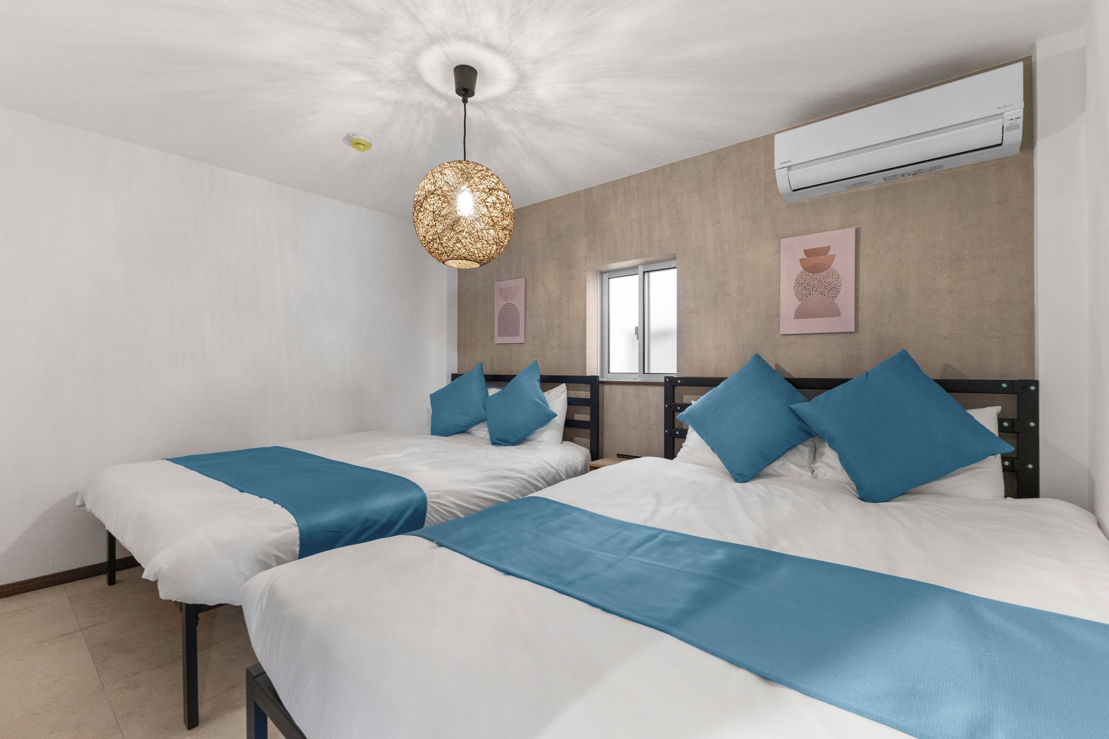 遮光カーテン、アイロン / アイロン台、WiFi (無料)、ベッドシーツ