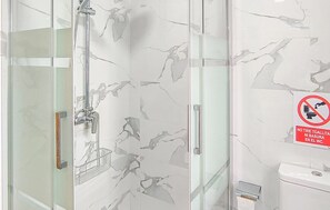 Shower, hair dryer - Stunning home in Chiclana de la Fronter (Chiclana de la Fronter)
