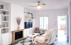 Smart TV, fireplace - Stunning home in Chiclana de la Fronter (Chiclana de la Fronter)