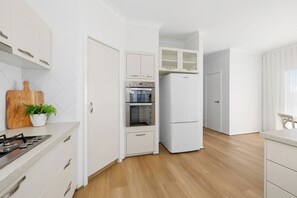 Private kitchen - Wake Up on the River! Absolute Waterfront | Sleeps 6 | 3x2 + Garage (Mount Pleasant)