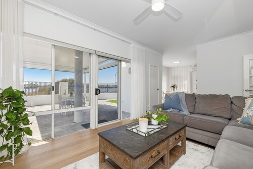 Wake Up on the River! Absolute Waterfront | Sleeps 6 | 3x2 + Garage