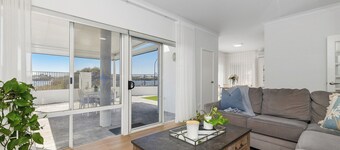 Wake Up on the River! Absolute Waterfront | Sleeps 6 | 3x2 + Garage