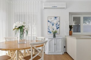 Dining - Wake Up on the River! Absolute Waterfront | Sleeps 6 | 3x2 + Garage (Mount Pleasant)