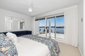 3 bedrooms, iron/ironing board, Internet, bed sheets - Wake Up on the River! Absolute Waterfront | Sleeps 6 | 3x2 + Garage (Mount Pleasant)