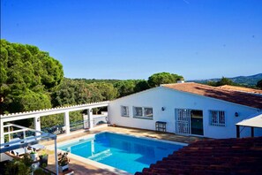 A white building with a swimming pool, surrounded by greenery and a clear sky. - Holiday Home near Santa Cristina Forest (Santa Cristina d'Aro)