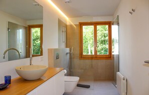 A modern bathroom with a large sink, toilet, and shower. - Beautiful home in Marratxí with private swimming pool, can be inside or outside (Marratxí)