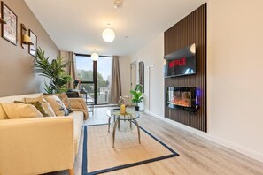 Smart TV - City Centre Birmingham 1-Bed with WiFi and Parking (West Midlands)