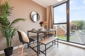 Dining - City Centre Birmingham 1-Bed with WiFi and Parking (West Midlands)