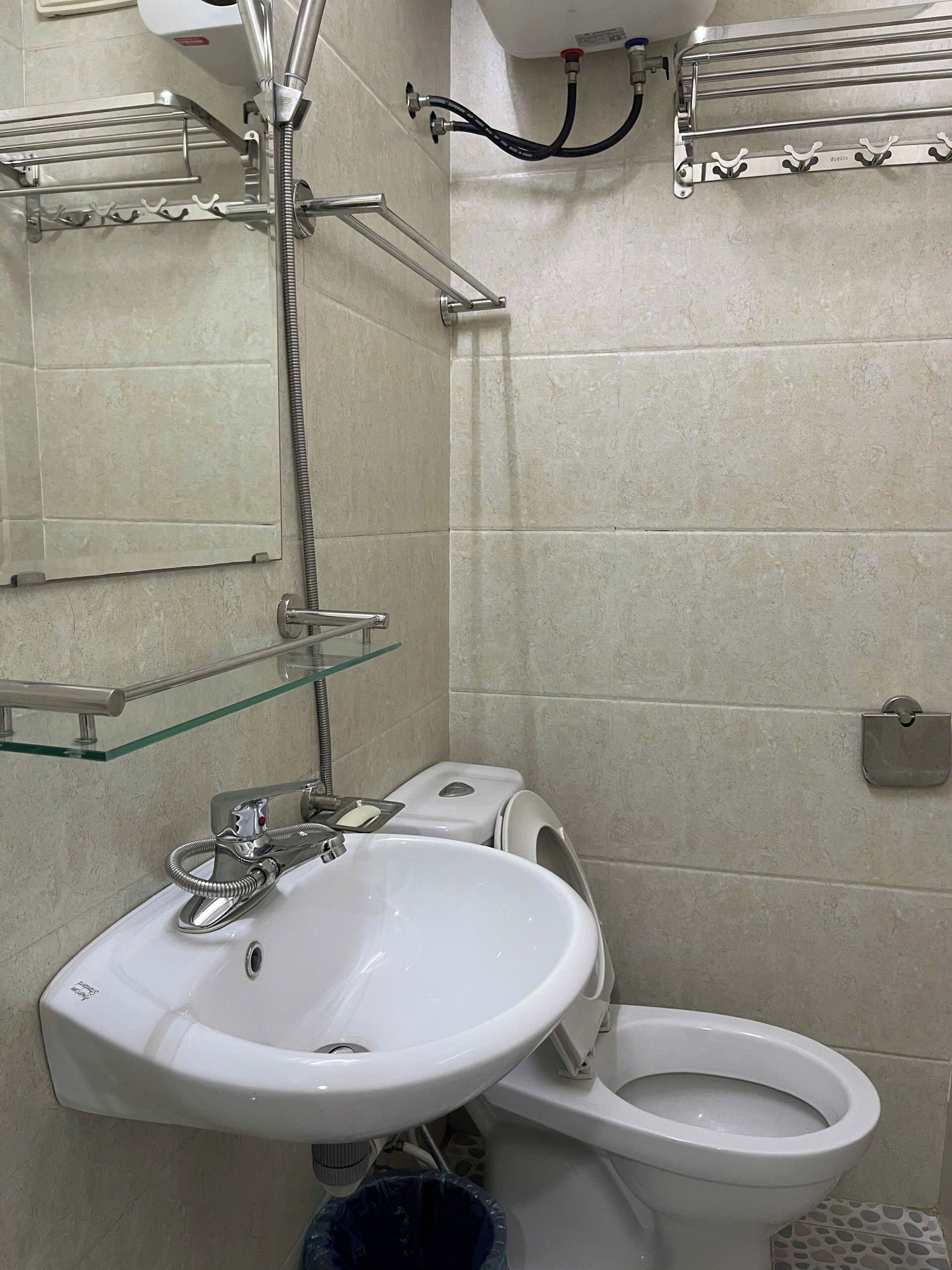 Buồng tắm vòi sen, máy sấy tóc, khăn tắm, xà phòng 