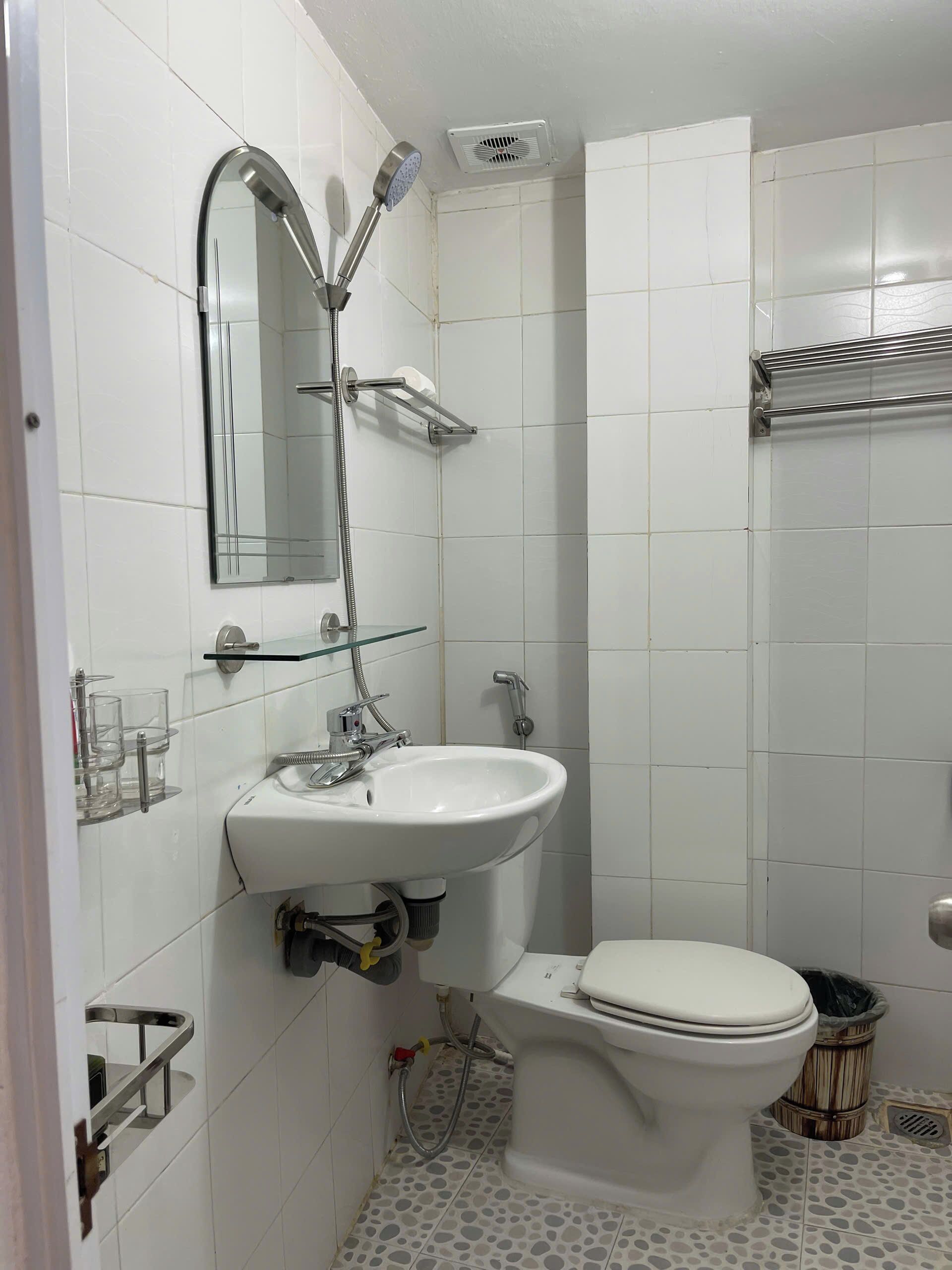 Phòng đôi Deluxe, không hút thuốc, phòng tắm riêng | Phòng tắm | Buồng tắm vòi sen, máy sấy tóc, khăn tắm, xà phòng 