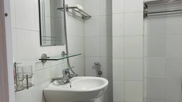 Phòng đôi Deluxe, không hút thuốc, phòng tắm riêng | Phòng tắm | Buồng tắm vòi sen, máy sấy tóc, khăn tắm, xà phòng