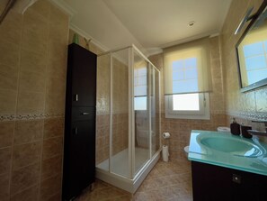 Sèche-cheveux, bidet, serviettes fournies, savon