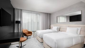 Zimmersafe, Schreibtisch, Verdunkelungsvorhänge, schallisolierte Zimmer