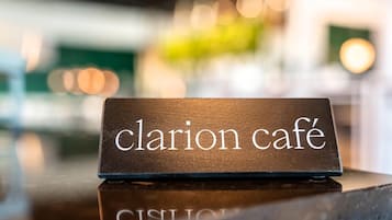 Un letrero con el texto 'clarion café' sobre una superficie de madera.