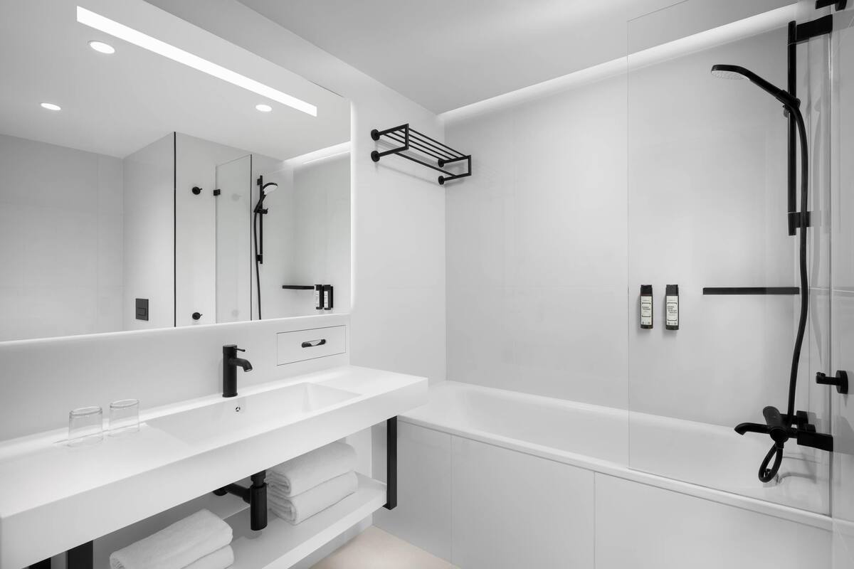 Kamar Standar, 1 Tempat Tidur King, Bebas Asap Rokok | Brankas, meja kerja, tirai kedap cahaya, dan kedap suara