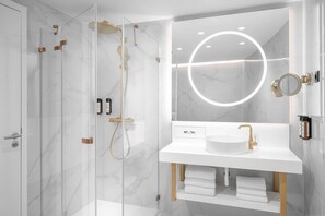 Coffres-forts dans les chambres, bureau, rideaux occultants