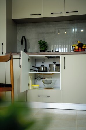 Køleskab, mikrobølgeovn, elkedel, køkkentøj/tallerkener/redskaber