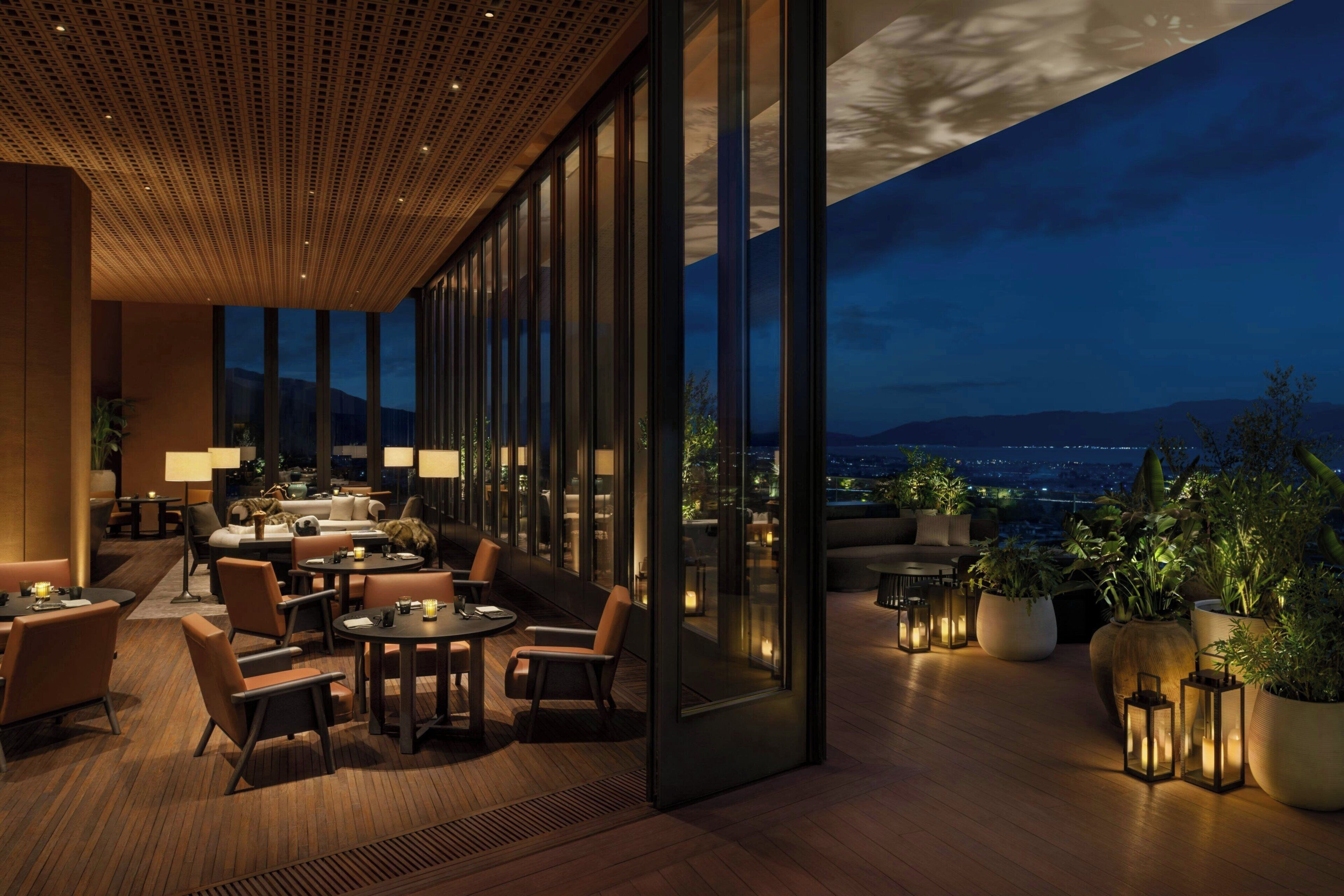 3 restaurants; breakfast, lunch and dinner served 