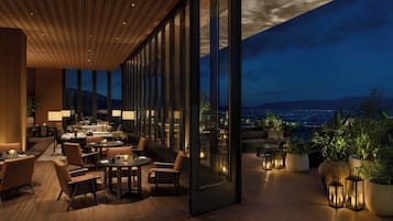 3 restaurants; breakfast, lunch, and dinner served