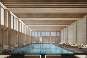 Piscine couverte, chaises longues, maîtres-nageurs sur place