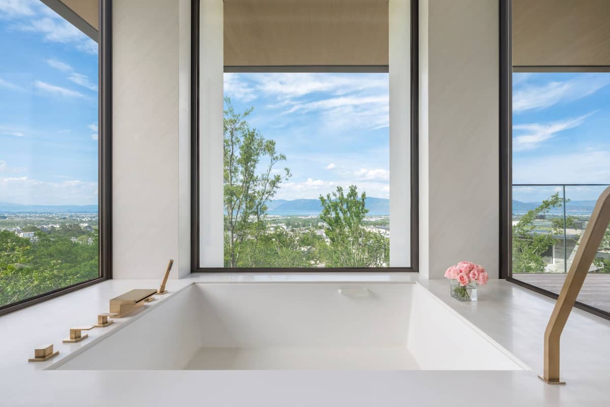 Junior-Suite, 1Â King-Bett, Nichtraucher, Seeblick | Badezimmer | Badewanne und Dusche (separat), Komfortbadewanne, Regendusche