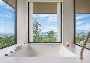 Junior Suite, 1 King Bed, Non Smoking, Lake View | Bathroom