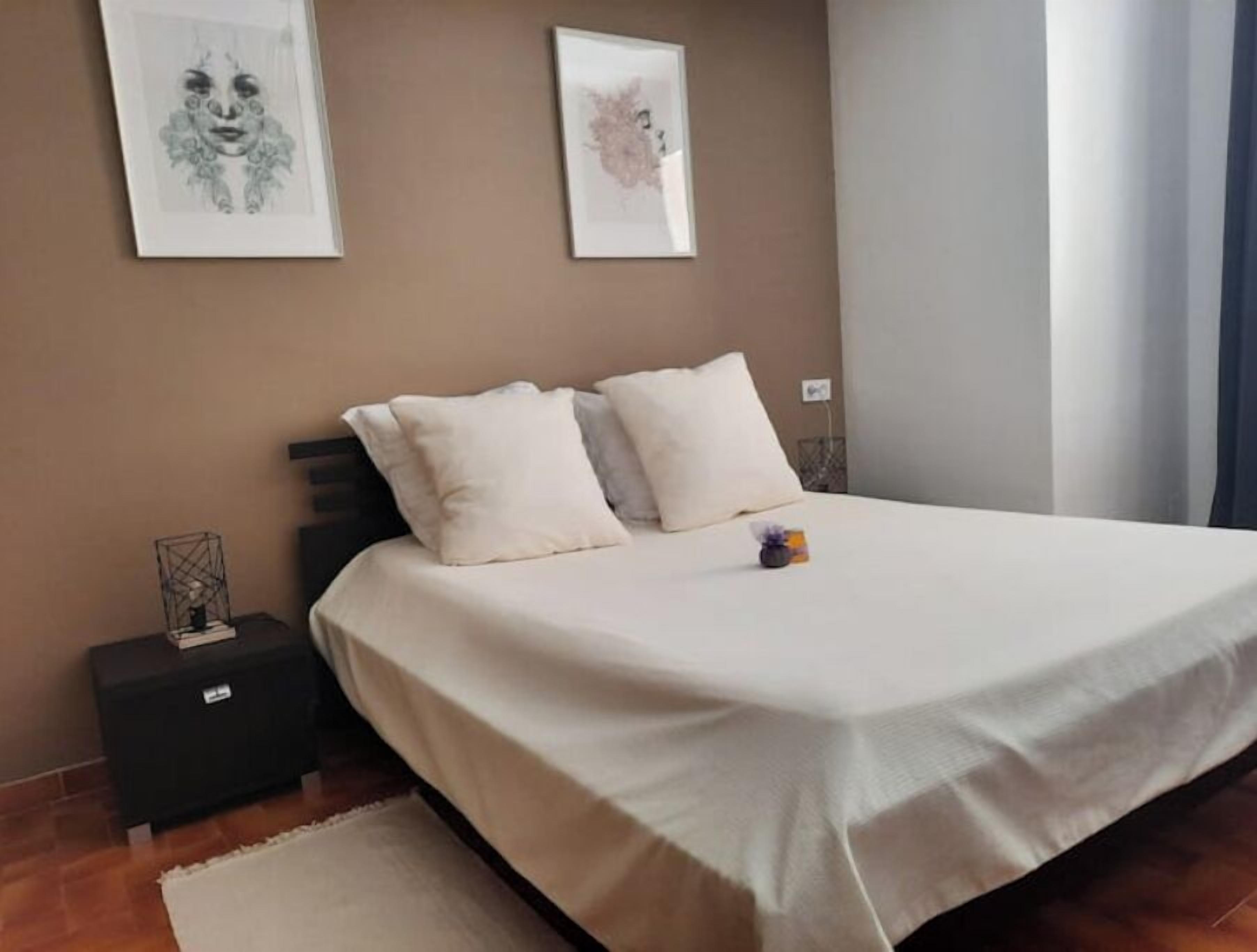 2 chambres, bureau, fer et planche à repasser, lit parapluie