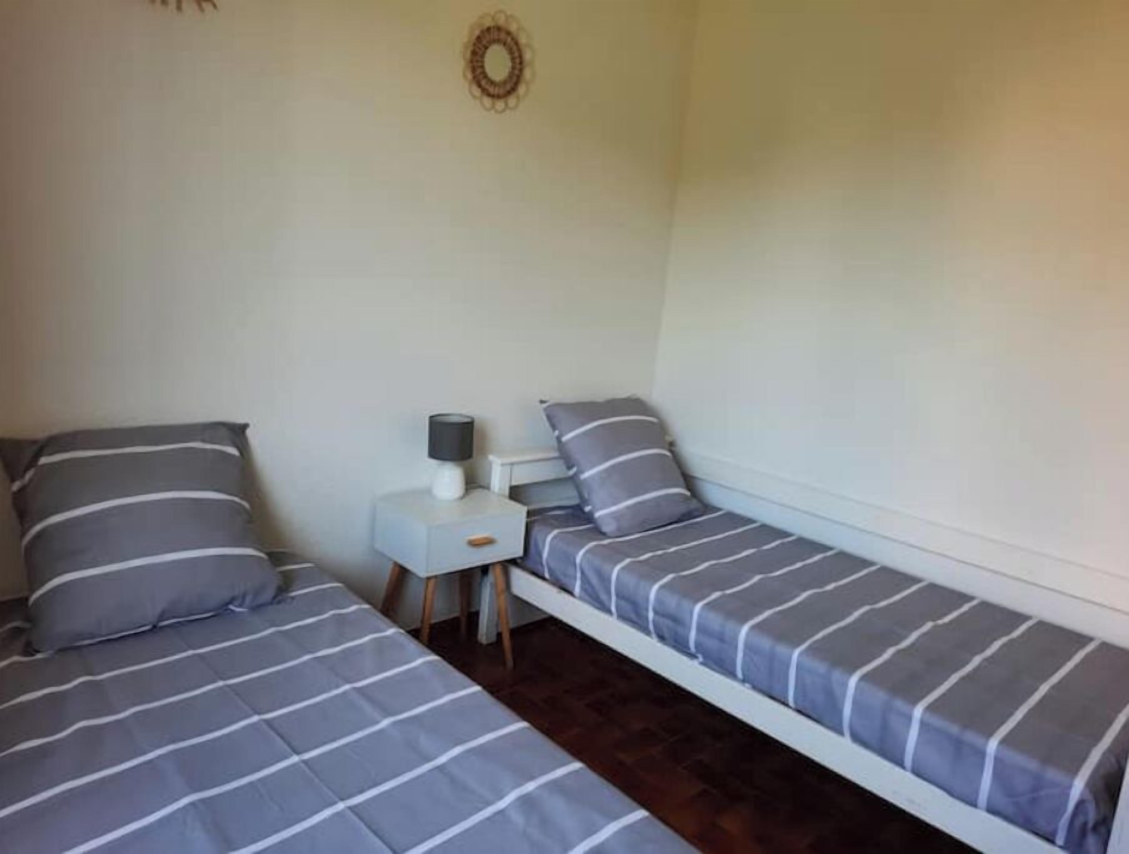 2 chambres, bureau, fer et planche à repasser, lit parapluie