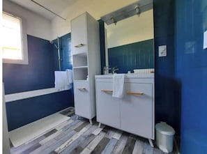Haartrockner, Handtücher, Seife, Toilettenpapier