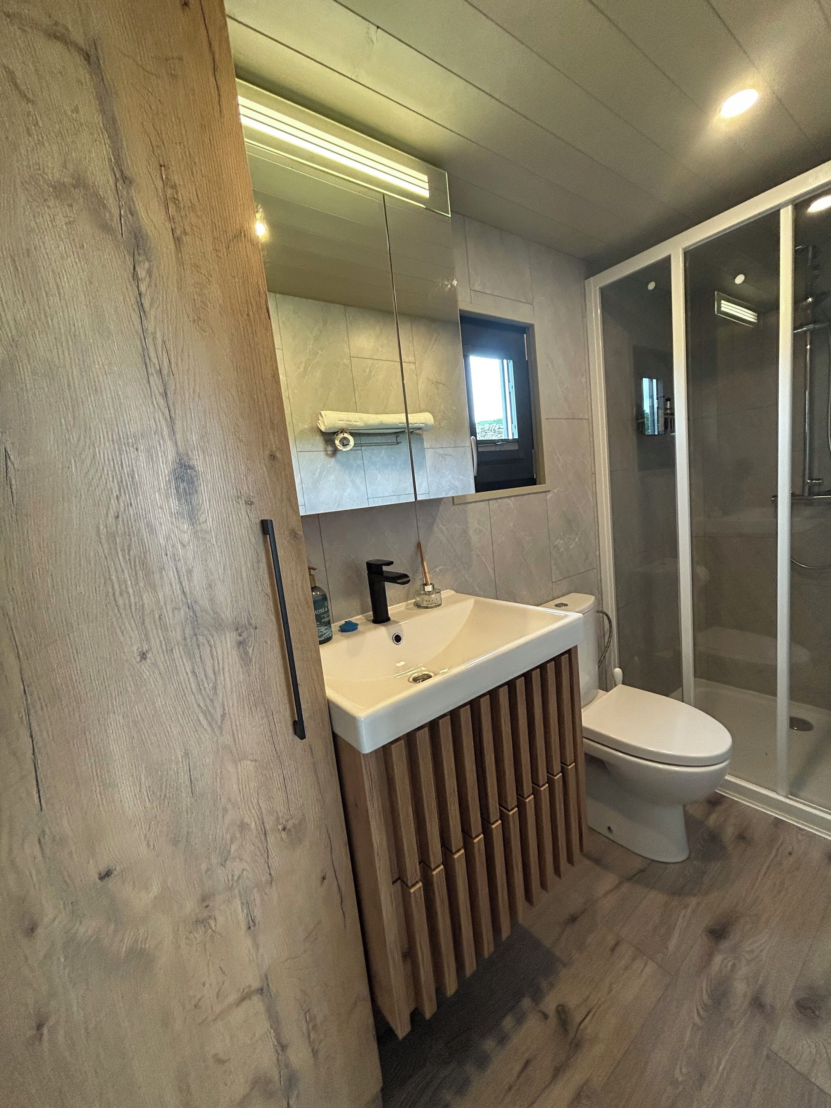 Dusj, hårføner, håndklær og såpe