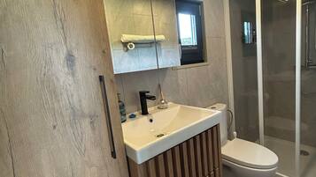 Dusj, hårføner, håndklær og såpe