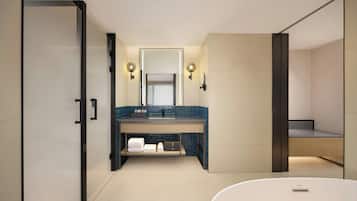 Junior suite, 1 kingsize bed, uitzicht op stad | Badkamer