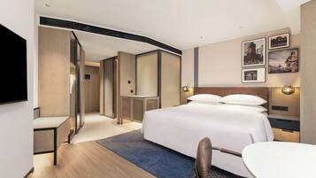 Comfort Room, 1 King Bed, City View