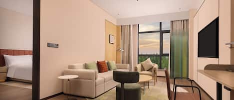 Habitación de hotel moderna con una cama, un sofá, un escritorio y vistas al exterior.