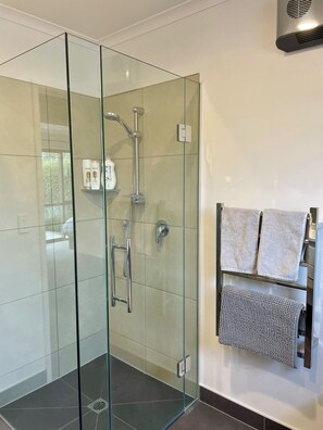 Hair dryer, towels, soap, toilet paper - Stunning views in quiet location, luggate. 10 mins out of Wanaka. (Luggate)