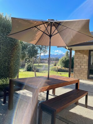 Outdoor dining - Stunning views in quiet location, luggate. 10 mins out of Wanaka. (Luggate)