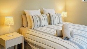 A bedroom with a bed, two bedside tables, and two lamps. - Stunning views in quiet location, luggate. 10 mins out of Wanaka. (Luggate)