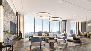 Un salon moderne comprenant un ensemble de canapés, une table basse et un coin repas.